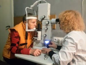Лікарі проводять мікрохірургічну операцію на оці